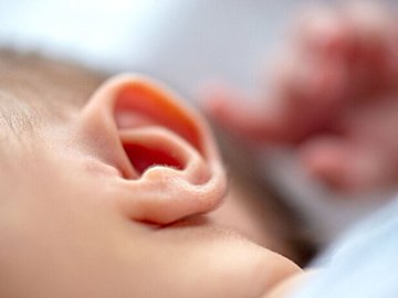 【9.6万人がズッコケた】耳を気にする生後5カ月の赤ちゃん。医師がくだした、まさかの診断名とは