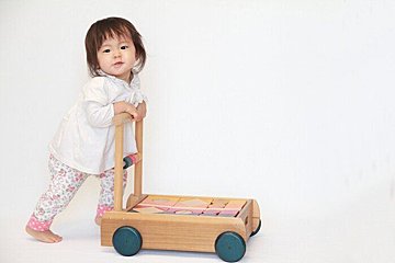 いたずらで伸びる？１歳の好奇心を引き出す３つのサポート