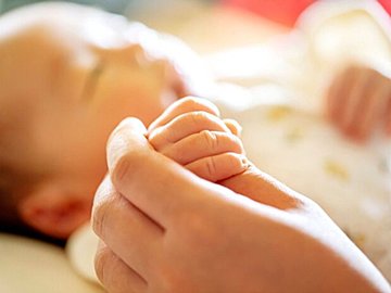 ついに叶った生後4カ月の赤ちゃんとひいおばあちゃんの初対面。年の差およそ1世紀の2人の写真に感動の嵐