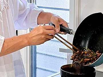 珍しく料理をする夫が、なぜか“裸にかっぽう着”を着ていた!?大胆すぎる姿に10万件のいいねと「はだかっぽうぎ」という新しい造語まで