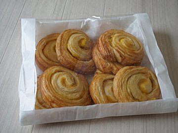 トーストしたら激うま…！【コストコ】ベーカリーコーナーの新商品「メロンスワール」ってどんなパン？