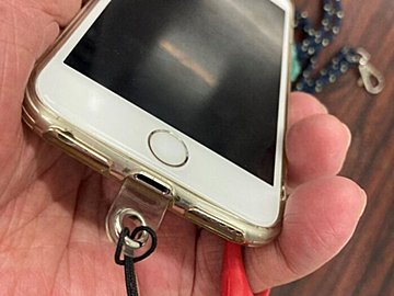 【ダイソー】これでもう絶対スマホを落とさない!?スマホ落下を防止する「フィンガーストラップ」