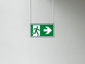 緑と白だからこそ意味がある！非常口マークの配色に隠された秘密