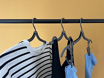 【3COINS】ホントにこれが330円でいいの!?家でも外でも活躍する折りたたみハンガーが優秀すぎる