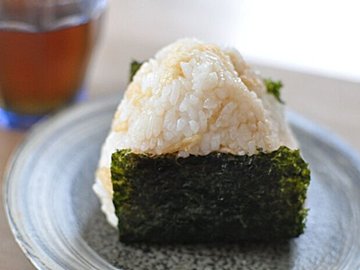 まるで天丼?!材料4つ【揚げ玉おにぎり】麺つゆと混ぜるだけで、手軽に天丼の味が楽しめるレシピ