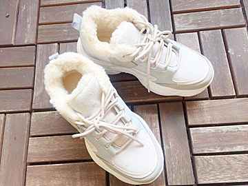 しまむら 大人気コラボの厚底 超軽量スニーカー1790円はスタイル良し 歩きやすさも良し サンキュ