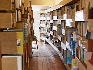 本に囲まれて暮らす夢を、会社員を続けながら叶えた住まいにお邪魔しました