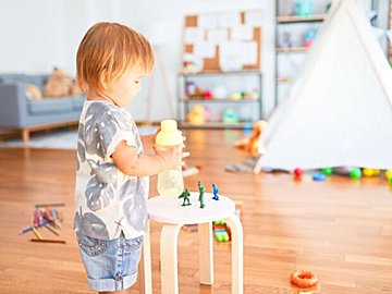 ママの真似をしてペットボトルを掴もうとする息子が可愛すぎると話題に。2.8万件のいいね集まる