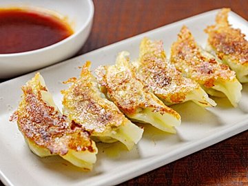 「今日は大きい餃子の日!!」と投稿した晩ごはんの写真。想像をはるかに超えたサイズに8.2万人が仰天