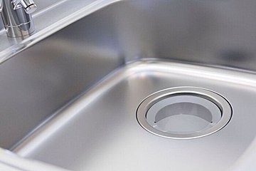 キッチンの排水口掃除！身近な物を使って“ぬめり”も予防