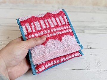 考えた人すごい！スマートに持ち運べる「ポーチになるタオルハンカチ」が超便利！