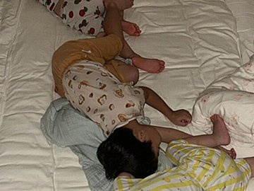 それぞれの布団で寝ていたはずの3兄弟が大移動?!可愛すぎる習性に「ママが大好きなんですね」の声