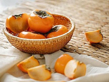 野菜のプロが解説！柿をスーパーで買うときにおいしいものを見分けるコツとは？