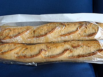 【コストコ】見つけたらラッキー！1本399円の「ガーリックバケット」が濃厚でおいしい