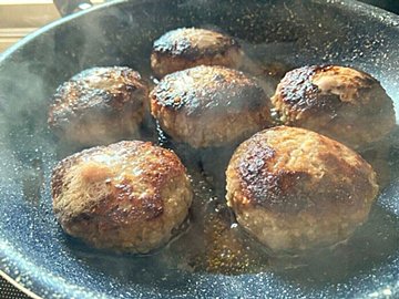 【ロピア】味付け不要で焼くだけ！おいしすぎて即リピ買いした「手作りハンバーグ」の魅力とは