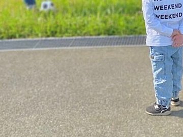 公園でサッカーをするパパと息子の「逆転現象」に24万いいね!!うしろで手を組み、見守る5歳息子の「貫禄がすごい」と話題に