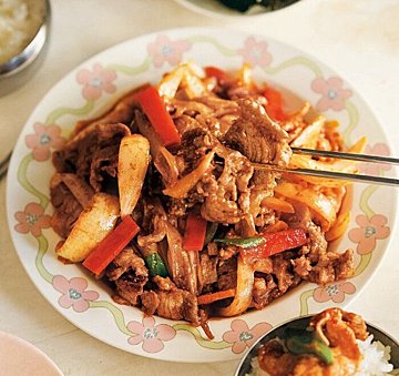 韓国の定番料理をおうちで再現！やみつきチキンに甘辛豚肉炒めまで「韓食レシピ3選」