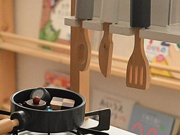 違和感がなさすぎることが違和感?! 2歳息子のおままごとキッチンで見つけた「あるもの」に驚き