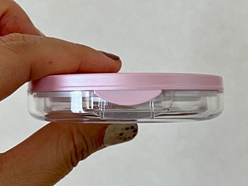 【ダイソー】飛ぶように売れてる！大人気のパウダーケースにパールピンク色が登場