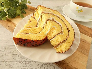 【ファミマ】プチプチ＆ふわふわ「おいものロールケーキ」はペロリと食べられる大満足のスイーツパン