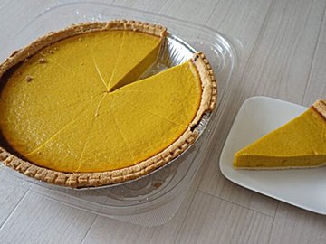 賛否両論のスイーツが2025年も登場！【コストコ】のパンプキンパイはスパイス香る秋スイーツ！