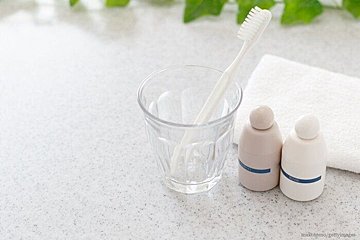 洗面所の排水口をキレイに保つ方法とは？ニオイ撃退法や100均グッズ活用法も紹介