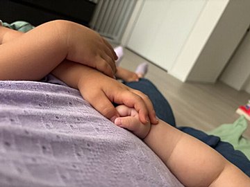 「幸せですが、動けません!!」両側からママにくっついて眠る年子兄弟にホッコリ。「幸せすぎる絵」の声