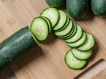 切ってみたら穴が空いていたキュウリ！「食べられない」心に訴えかけてくる姿に26万以上のいいね
