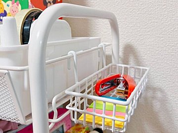 【ダイソー】いそがしい朝の時短がこれひとつで叶う!?「ワイヤーネットかご」は家のあらゆるところで活躍間違いなしのスグレモノ