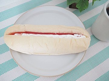 【ミニストップ】まるでショートケーキ!?いちごとミルクホイップのロールパンはクリスマスにぴったり