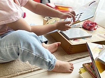 「子どもが夢中で遊ぶ!?」しかけ絵本ならスマホをねだられない！元児童書編集者おすすめ「しかけ絵本」5選