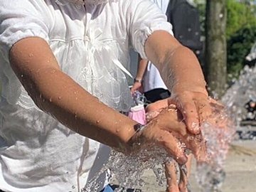 新生児期に着たベビードレスを6歳になってもう一度着た娘。「1着で2度美味しい」「エモすぎます」の声集まる