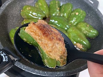 もう失敗しない！ピーマンの肉詰めがキレイに仕上がる「はがれ防止」テク3選【レシピあり】
