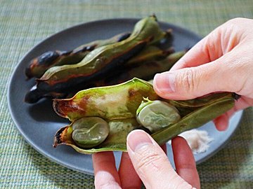 「そら豆」はさやごと焼いて！やらなきゃもったいない、反則級に美味しい食べ方