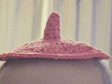 どんぐり帽子を作成中、途中段階はまさに茶碗蒸しの蓋?!それを被る娘の顔がかわいすぎると5万件のいいね