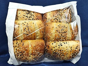 【コストコ】ベーカリーコーナーの新商品。ごまが香ばしい「エブリシングチャバタ」はそのままでもアレンジしても！