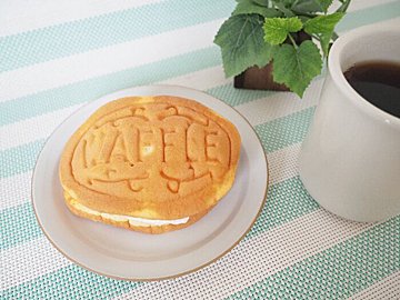 【ミニストップ新作】食感と素材にこだわった「しっとりふんわり生カスタードワッフル」