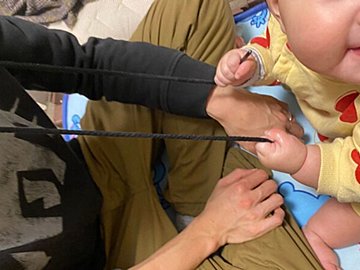 赤ちゃんがヒモやコードを好きな理由の尊すぎる推察に7.1万件のいいねと「その説推したい」の声