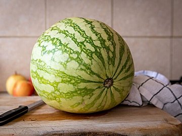 家庭菜園でできたスイカ、食べ頃かと思い割ってみると驚きの断面が?!「笑いました」の声と6.3万件のいいね