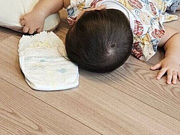 おむつを片手に、睡魔に負け倒れる9カ月の娘。可愛すぎる「おむつ泥棒」に7.5千件のいいね