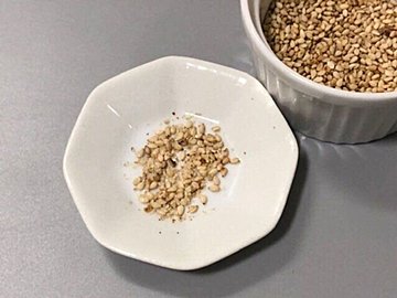 たったひと手間で香りが立つ！ひねりゴマは栄養吸収率アップにも【調理テクニック】