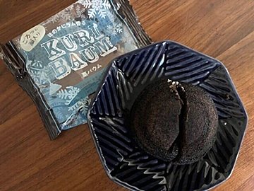 【カルディ】真っ黒がインパクト大！栗がごろっと入った栗バウムが美味しい