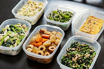 食費月2万5,000円。1日30品目。独身やりくり男子のつくり置きと小皿料理がすごい件