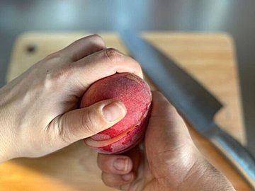 もっと早く知りたかったー!!と叫びたくなる「無駄なく桃をカットする方法」が衝撃すぎた