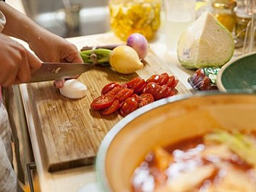 夜の会議を忘れていたママ！帰宅後30分で夕飯4品完成させる神技に、3.1万件のいいねと「神の領域」の声