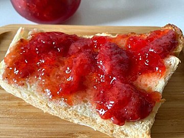 【成城石井】こだわりがすごい！「果実60％のストロベリージャム」は素材の味を楽しめる低糖度ジャムで絶品！