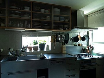 女一人で、家を建てました。ミニマリストとは無縁。 調理器具も食材もあふれるほど置いてある台所