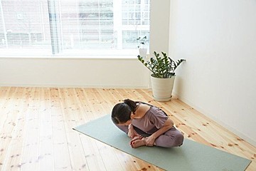 眠る前3分！リラックス効果ですっと眠りにつける股関節ストレッチ