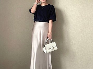 【ユニクロ】40代が今穿きたいスカートは「ツヤ感」で綺麗見せ