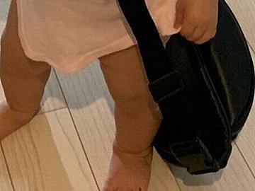 出社準備中、横を見てみると準備万端な1歳児が立っていた!?その様子に「かわいすぎる」「えらい」の声